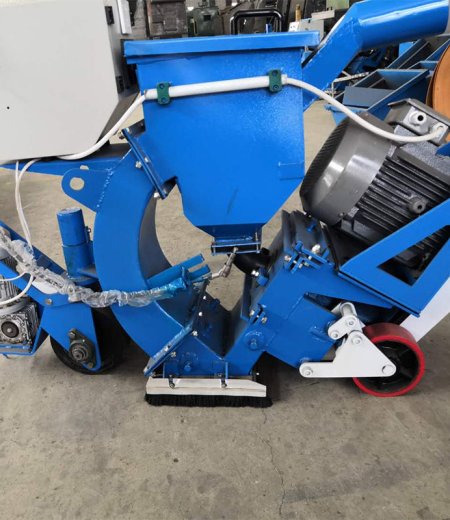 Road/deck shot blasting machine